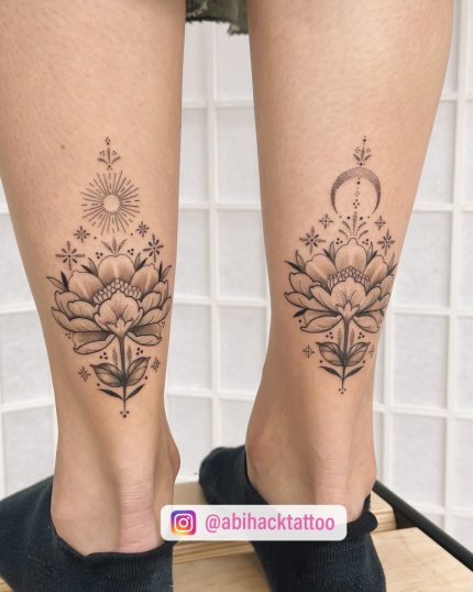 Flores ornamentales tatuaje realizado por Abi Hack