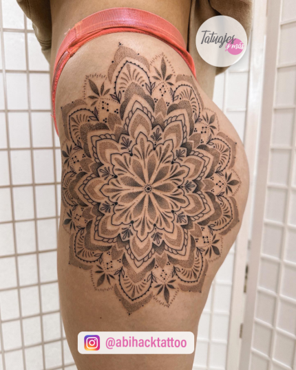 Mandala en el gluteo tatuaje realizado por Abi Hack