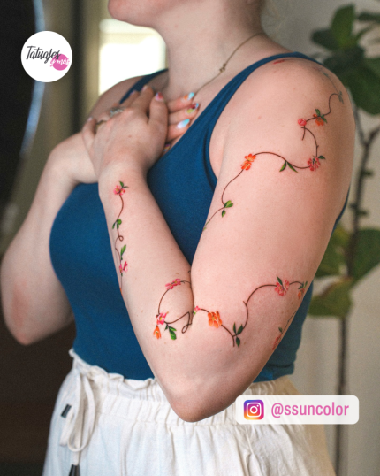 Enredadera de flores en el brazo tatuaje realizado por Sun Color