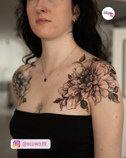 Tatuaje floral en el hombro tatuaje realizado por Stefan Krämer