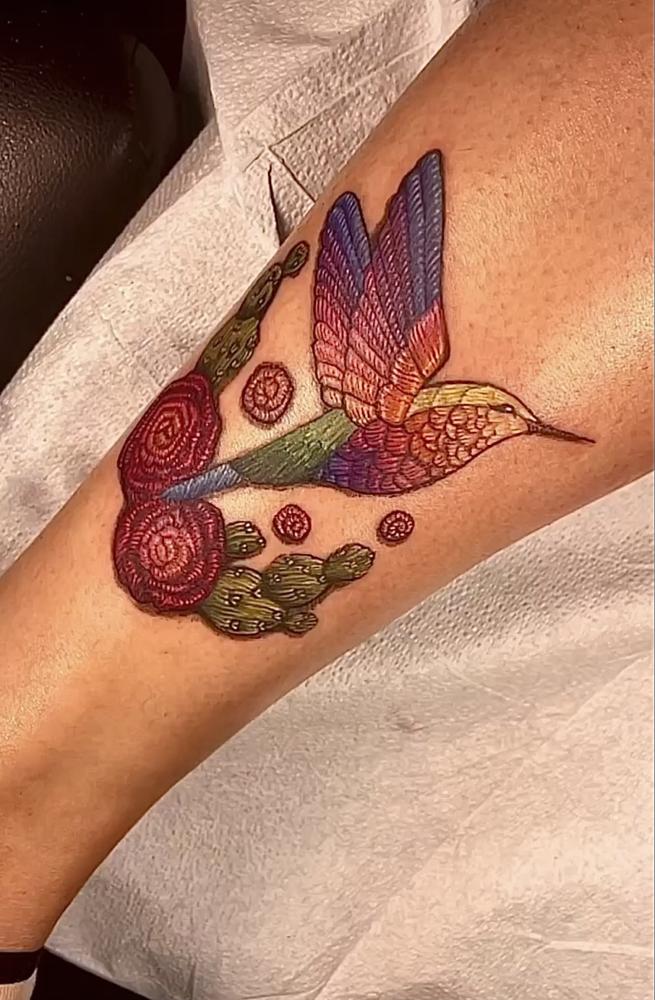 Colibrí, patch tattoo, tatuaje bordado, Rafaela Herrera Art tatuaje realizado por Rafaela Herrera