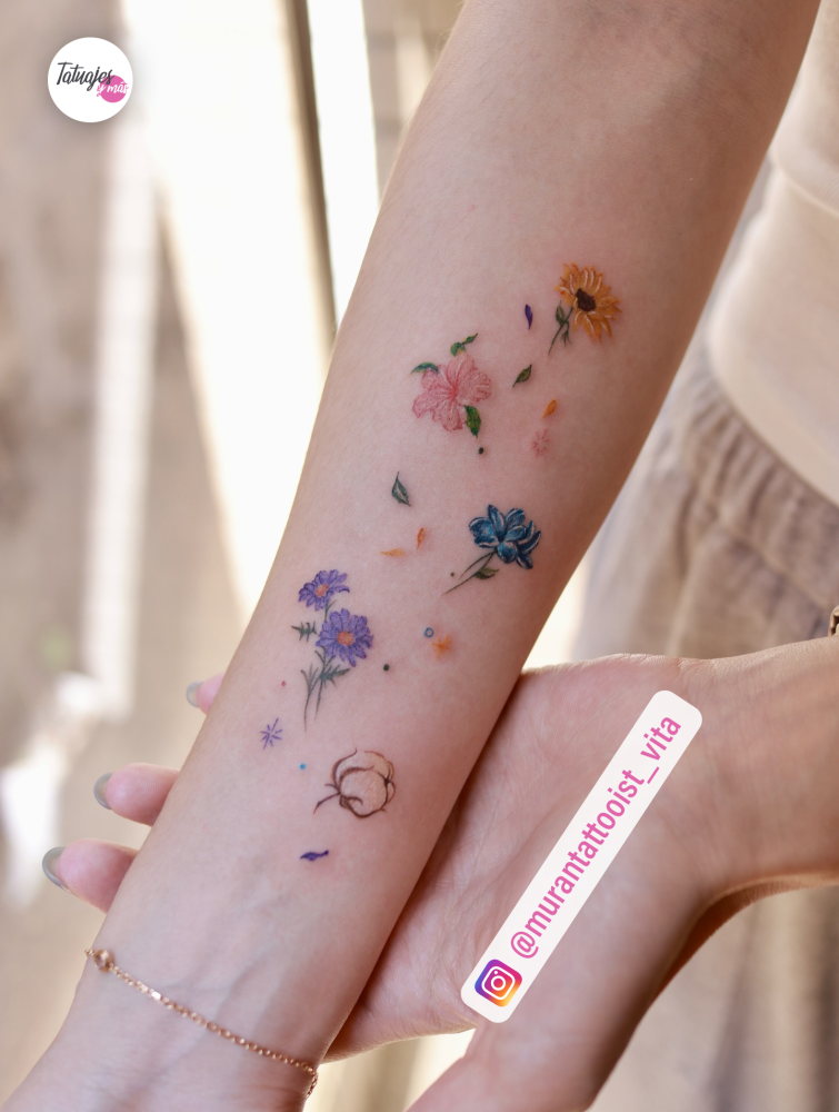 Flores miniatura en el antebrazo tatuaje realizado por Muran Tattoo
