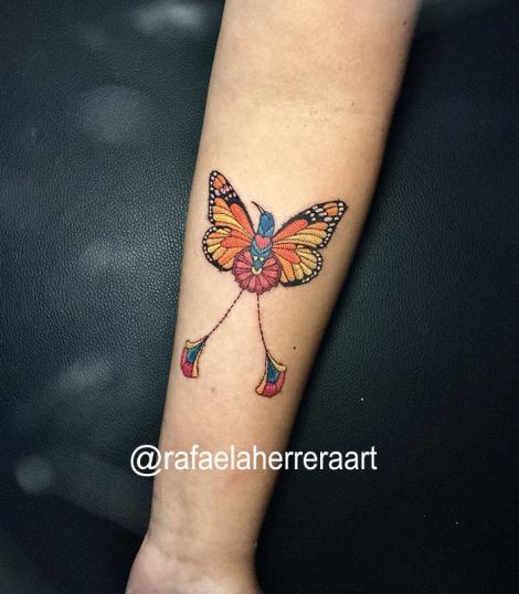Colibrí mariposa alebrije  tatuaje realizado por Rafaela Herrera