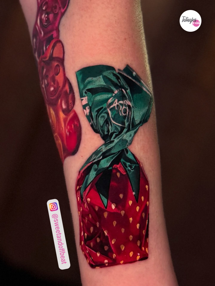 Caramelo de fresa tatuaje realizado por Angela wood