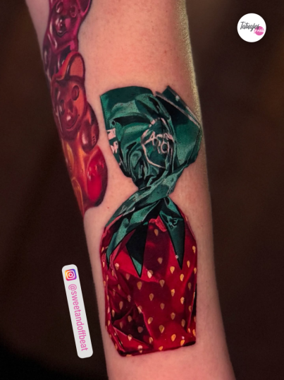 Caramelo de fresa tatuaje realizado por Angela wood