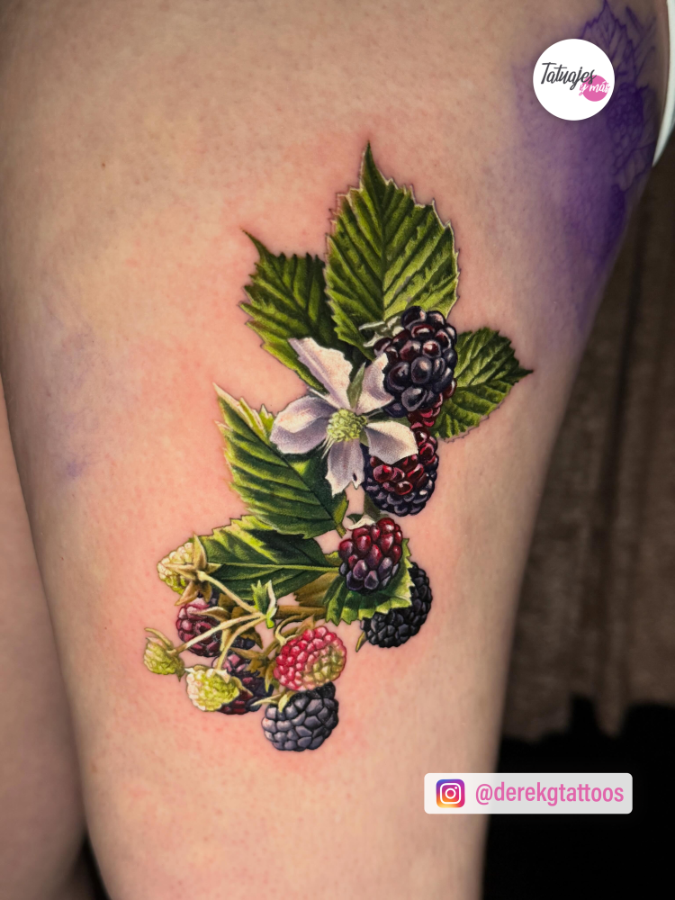Frambuesas negras tatuaje realizado por Derek Gardner