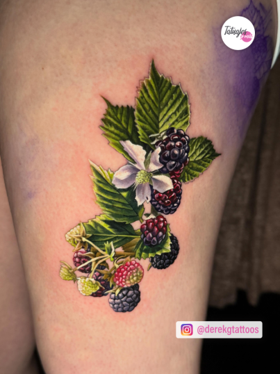 Frambuesas negras tatuaje realizado por Derek Gardner